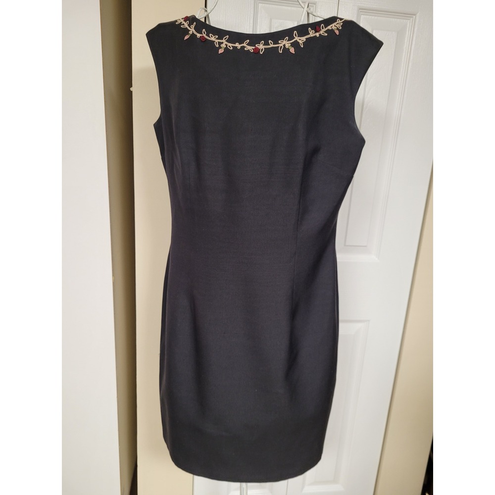 Kay Unger NY Black Silk Embroidered Floral Vine Neckline Sheath Dress Size 10